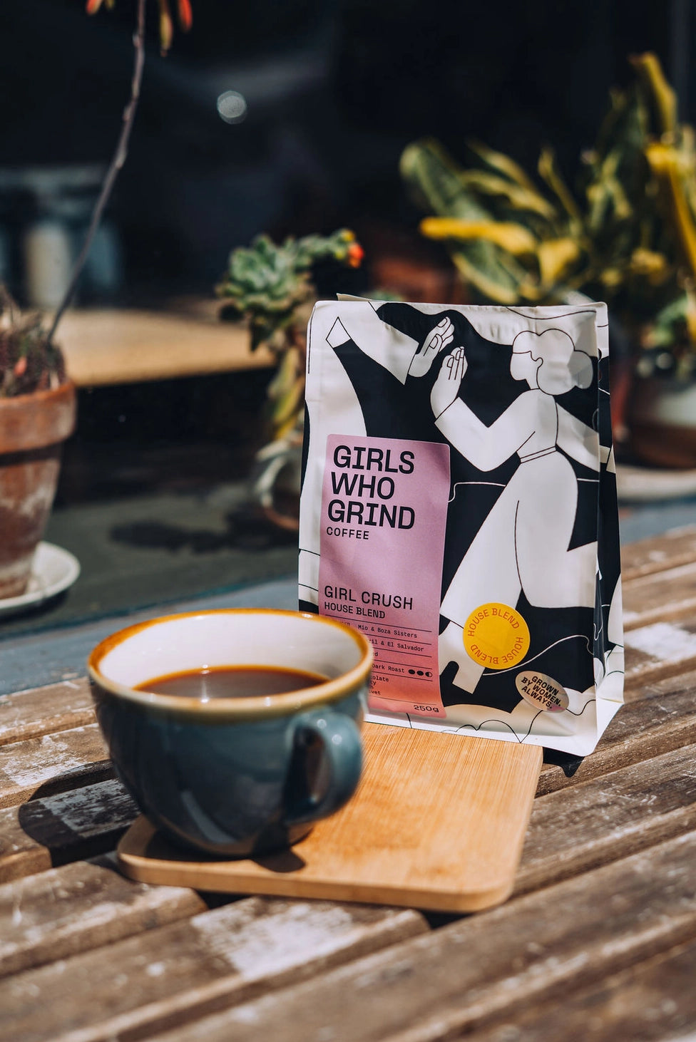 cafe fait par des femmes girls who grind coffee