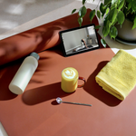 tasse de golden latte sur tapis de sport